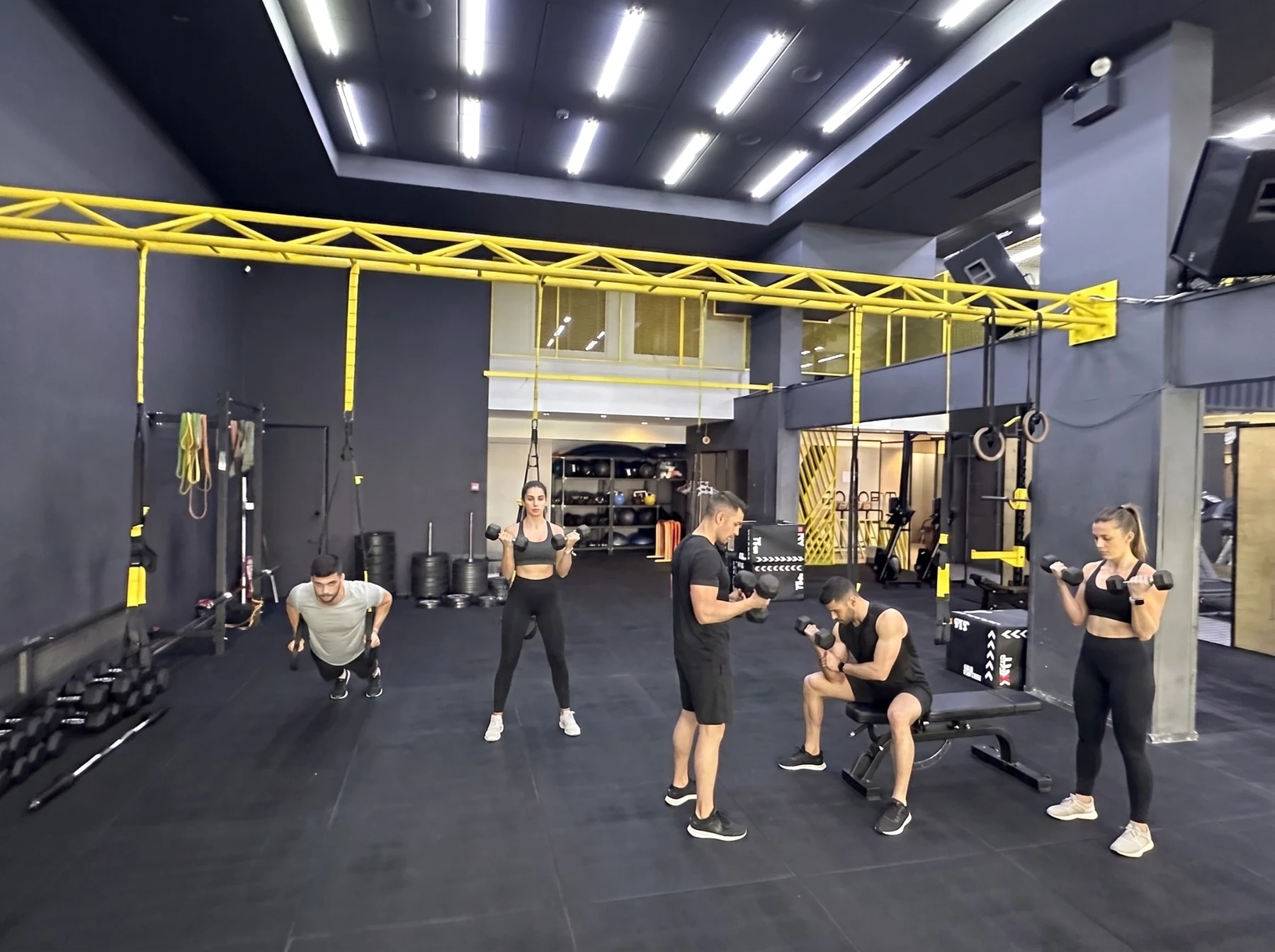 Instructor καθοδηγεί μέλη σε Group Personal Training στο Ethnic Hall