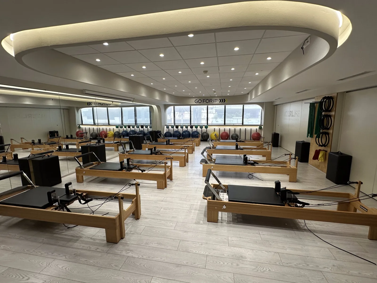 Μεγάλη, φωτεινή αίθουσα Pilates Reformer στο Ethnic Hall